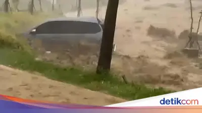 73 Rumah Terdampak Banjir di Babakan Madang Bogor, Satu Mobil Hanyut