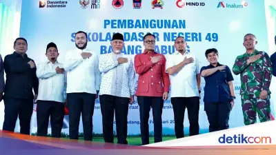 Andre Rosiade dan Dony Oskaria Resmikan Pembangunan Kembali SDN 49 Batang Kabung di Padang