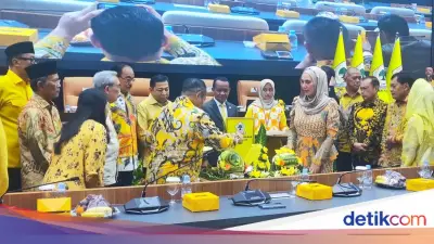 Bahlil Potong Tumpeng HUT Fraksi Golkar, Setya Novanto Hadir di Sampingnya