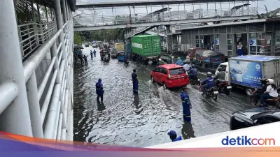 Banjir 10 Cm di Jalan Daan Mogot Jakbar, Lalu Lintas Macet Parah