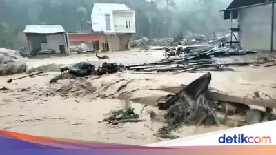 Banjir Bandang Terjang Enam Kecamatan di Tapanuli Tengah, Jembatan Darurat Hanyut