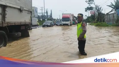 Banjir di Jalur Pantura Semarang Sebabkan Kemacetan Panjang 15 Kilometer