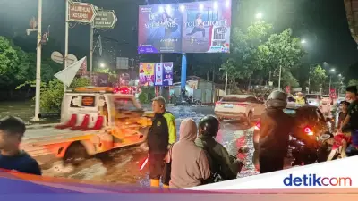 Banjir Kolong Tol Puri Kembangan Jakbar Picu Macet Parah, Genangan Mulai Surut