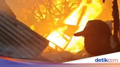 Belasan Kios di Pasar Labuan Pandeglang Ludes Terbakar, Diduga Akibat Korsleting Listrik