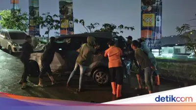BNPB Ungkap Pemicu Banjir Membawa Batu dan Hanyutkan Mobil di Bogor