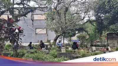 Jelang Ramadan, TPU Dreded Bogor Dibanjiri Peziarah yang Berziarah ke Makam Keluarga