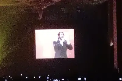 Josh Groban Akhirnya Penuhi Kerinduan Tampil di Jakarta dengan Konser Hangat