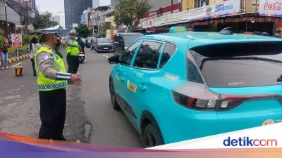 Kemacetan Parah Landa Benhil hingga Gatsu Jelang Buka Puasa di Jakarta