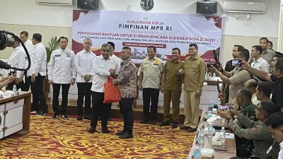 Ketua MPR dan Pimpinan Lainnya Berikan Bantuan Sembako dan Ibadah untuk Korban Bencana Aceh