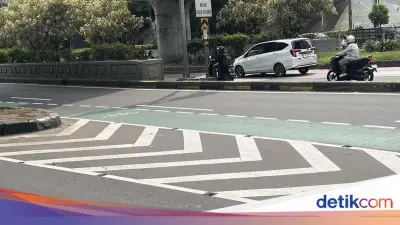 Kondisi Jalan Cawang Pasca Pembongkaran 'Mata Kucing' oleh Sosok Bertopeng