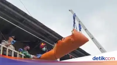 Mayat Pria Ditemukan Membengkak di Kontrakan Bogor, Evakuasi Dramatis dari Lantai Dua