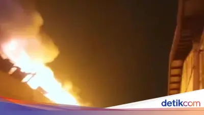 Pabrik Cat di Cikupa Tangerang Ludes Terbakar, Asap Hitam Membubung Tinggi