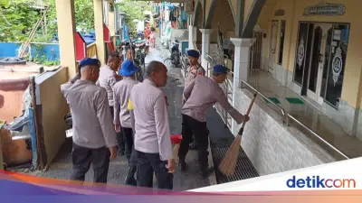 Polairud Polda Metro Dukung Gerakan ASRI Prabowo dengan Bersihkan Masjid di Jakut