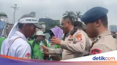 Polda Metro Jaya Bagikan Air Mineral dan Roti ke Massa Guru yang Demo di DPR