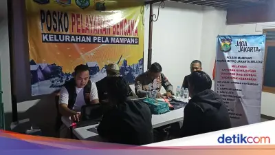 Polisi Buka Posko Bantu Warga Korban Kebakaran Mampang Urus Dokumen Hilang