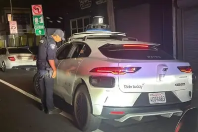 Polisi California Bingung Tilang Mobil Otonom Waymo yang Putar Balik Ilegal