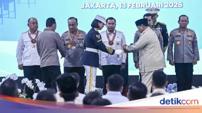 Prabowo Anugerahkan Bintang Jasa dan Satyalancana kepada Penggerak Program MBG Polri