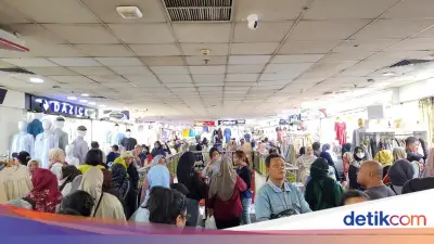 Ramadan Belum Tiba, Warga Sudah Berburu Baju Lebaran di Tanah Abang