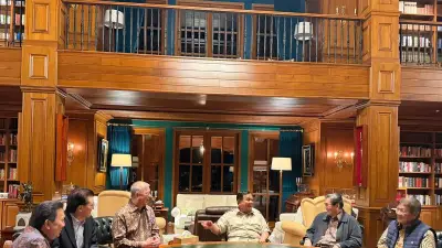 Seskab Teddy Bocorkan Isi Pertemuan Prabowo dengan 5 Pengusaha Besar RI