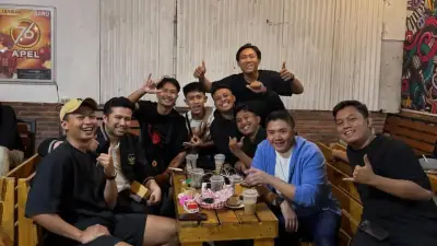 Seskab Teddy Nobar Timnas Futsal di Warkop Malang, Tampil Santai dengan Sandal Jepit