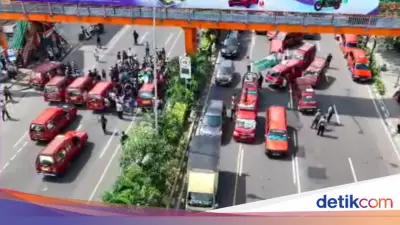 Sopir Angkot Bekasi Demo Tutup Jalan Protes Operasional Trans Beken