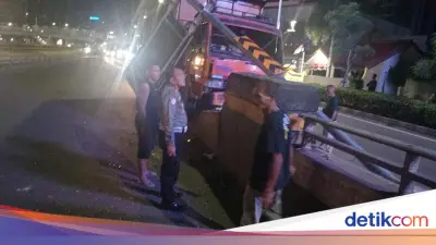 Sopir Mengantuk Jadi Penyebab Dump Truck Tabrak Pembatas Jalan di Layang Kuningan
