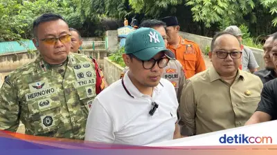Tangsel Tebar Karbon Aktif di Sungai Jaletreng untuk Tangani Pencemaran Pestisida