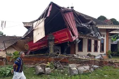 Truk Tronton Nissan Tabrak Rumah Warga di Magelang, Evakuasi Alot