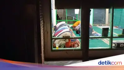 Warga Muhammadiyah Korban Banjir Bandang Tapsel Shalat Tarawih di Masjid Rusak