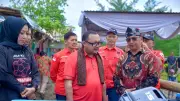Anggota DPR Kaisar Serahkan Bantuan Kapal untuk Regenerasi Nelayan Cilacap