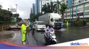 Banjir di Jl DI Panjaitan Jakarta Timur Surut, Lalu Lintas Tetap Padat