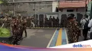 Banser NU Bentuk Barisan di Sidang Praperadilan Perdana Gus Yaqut di PN Jaksel