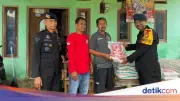 Brimob Polda Metro Jaya Bagikan Sembako di Bekasi Lewat Program Jumat Peduli