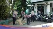 Brimob Polda Metro Jaya Gotong Royong Bersihkan Masjid Jelang Ramadan 1447 H