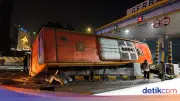 Bus Pariwisata Terguling di GT Waru Surabaya, 16 Penumpang Alami Luka Ringan