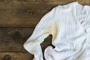 Deodoran Bisa Nodai Baju, Ini Penyebab dan Cara Mengatasinya