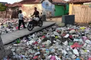 Fenomena Sampah: Beradab di Luar Negeri, Buang Sembarangan di Tanah Air