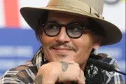 Johnny Depp Bantu Sahabat Lawan ALS dengan Sewa Rumah Fleksibel