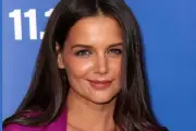 Katie Holmes Berduka untuk James Van Der Beek: 'Kehidupanmu Perjalanan Seorang Pahlawan'