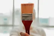 Kuas Cat Ternyata Bisa Jadi Alat Multifungsi untuk Bersihkan Rumah