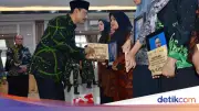 Mensos Gus Ipul Serahkan Santunan Rp 345 Juta untuk 23 Prajurit Marinir Korban Longsor Cisarua