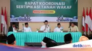 Nusron Serahkan 13 Sertipikat Tanah Wakaf di Banten, Tegaskan Milik Umat Islam
