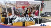 Pedagang Bandeng di Rawa Belong Raup Omzet Rp 15 Juta Jelang Imlek
