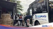 Penumpang TransJ B41 Jatiasih Bekasi Antre di Pinggir Jalan Tanpa Halte