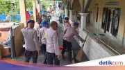 Polairud Polda Metro Dukung Gerakan ASRI Prabowo dengan Bersihkan Masjid di Jakut