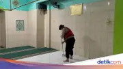 Polda Metro Jaya Bersihkan Musala Terendam Banjir di Kampung Melayu