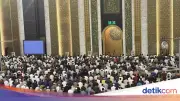 Ribuan Jemaah Padati Masjid Al Akbar Surabaya untuk Tarawih Perdana Ramadan 1447 H