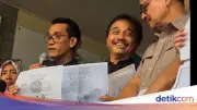 Roy Suryo Tunjukkan Salinan Ijazah Jokowi di Polda Metro, Ada Dua Versi Warna