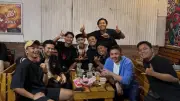 Seskab Teddy Nobar Timnas Futsal di Warkop Malang, Tampil Santai dengan Sandal Jepit