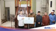 Tito Karnavian Salat Subuh dan Serahkan Bantuan Kemasyarakatan di Aceh Timur